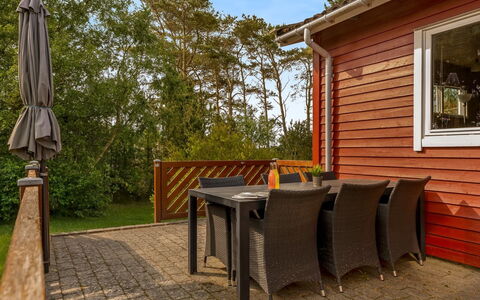 Yanne - 400M from the Sea: Toit, Maison, Domicile, Chalet, Porte, Siding, Plate-Forme, Porche, Planche, Dur