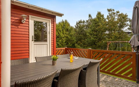 Yanne - 400M from the Sea: Toit, Maison, Domicile, Chalet, Porte, Siding, Plate-Forme, Porche, Planche, Dur