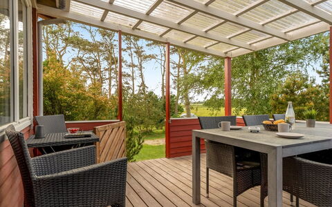 Yanne - 400M from the Sea: Toit, Maison, Domicile, Chalet, Porte, Siding, Plate-Forme, Porche, Planche, Dur