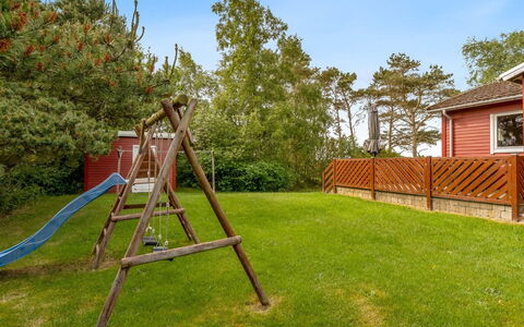 Yanne - 400M from the Sea: Toit, Maison, Domicile, Chalet, Porte, Siding, Plate-Forme, Porche, Planche, Dur