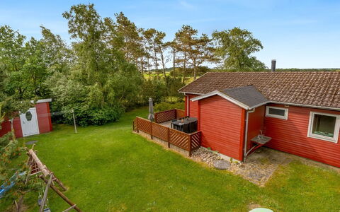 Yanne - 400M from the Sea: Toit, Maison, Domicile, Chalet, Porte, Siding, Plate-Forme, Porche, Planche, Dur