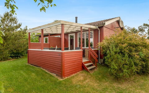 Yanne - 400M from the Sea: Toit, Maison, Domicile, Chalet, Porte, Siding, Plate-Forme, Porche, Planche, Dur