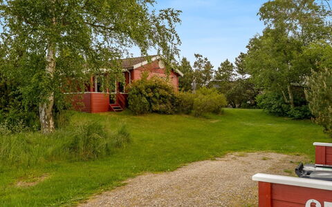 Yanne - 400M from the Sea: Toit, Maison, Domicile, Chalet, Porte, Siding, Plate-Forme, Porche, Planche, Dur