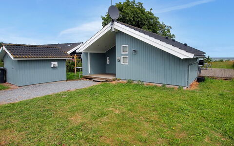 Hane - 150M from the Sea: Toit, Maison, Chalet, Domicile, Siding, Cabanon, Cour, Batiments Jardin, Pelouse, Arrière-Cour