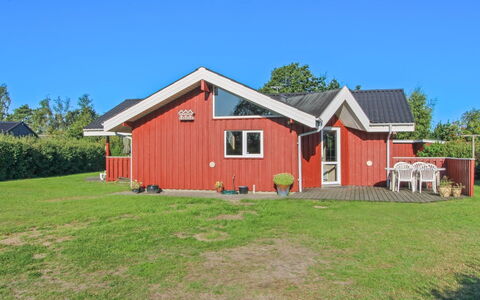 Simjanka - 600M from the Sea: Toit, Maison, Domicile, Chalet, Siding, Biens, Allée, Batiments Jardin, Cour, Cabanon