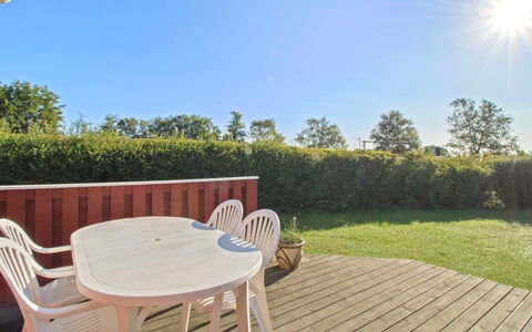 Simjanka - 600M from the Sea: Toit, Maison, Domicile, Chalet, Siding, Biens, Allée, Batiments Jardin, Cour, Cabanon