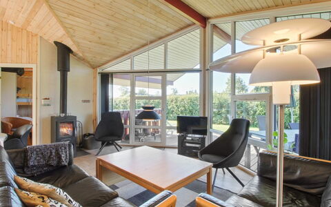 Simjanka - 600M from the Sea: Toit, Maison, Domicile, Chalet, Siding, Biens, Allée, Batiments Jardin, Cour, Cabanon
