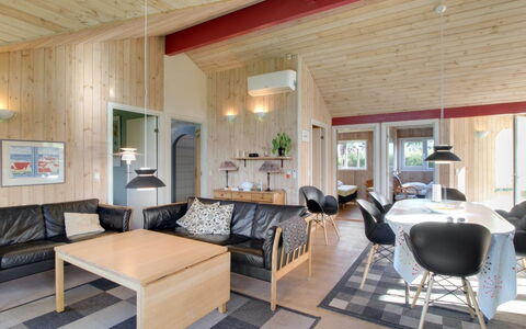 Simjanka - 600M from the Sea: Toit, Maison, Domicile, Chalet, Siding, Biens, Allée, Batiments Jardin, Cour, Cabanon