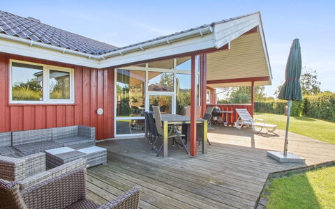 Simjanka - 600M from the Sea: Toit, Maison, Domicile, Chalet, Siding, Biens, Allée, Batiments Jardin, Cour, Cabanon