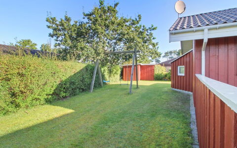Simjanka - 600M from the Sea: Toit, Maison, Domicile, Chalet, Siding, Biens, Allée, Batiments Jardin, Cour, Cabanon