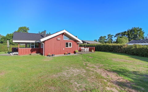 Simjanka - 600M from the Sea: Toit, Maison, Domicile, Chalet, Siding, Biens, Allée, Batiments Jardin, Cour, Cabanon