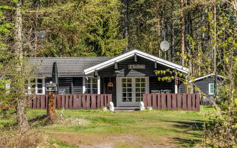 Uuno - 1.2Km from the Sea: Arbre, Maison, Bâtiment, Domicile, Bois, Chalet, Toit, Siding, Zone Résidentielle