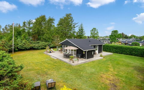 Ingiald - 600M from the Sea: Bois, Toit, Maison, Chalet, Porte, Domicile, Siding, Lot Terre, Batiments Jardin, Cabanon