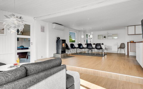 Edel - 650M from the Sea: Sol, Design Intérieur, Sol, Canapé, Plafond, Bois, Salon, Meubles, Parquet, Domicile