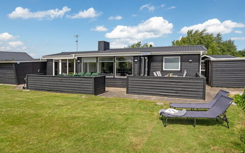 Edel - 650M from the Sea: Domicile, Chalet, Ombre, Porche, Plate-Forme, Siding, Cour, Biens, Dur, Pelouse