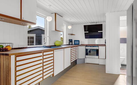 Edel - 650M from the Sea: Bois, Sol, Design Intérieur, Sol, Cuisine, Comptoir, Plafond, Parquet, Cabinetry, Pièce