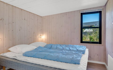 Edel - 650M from the Sea: Chambre, Lit, Bois, Drap De Lit, Design Intérieur, Sol, Literie, Sol, Plafond, Cadre De Lit
