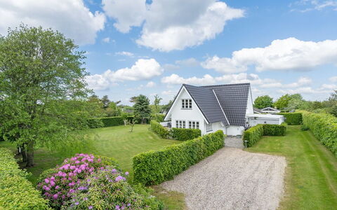 Tamer - 500M to the Fjord: Maison, Zone Résidentielle, Domicile, Toit, Arbuste, Chalet, Nuage, Jardin, Biens, Pelouse