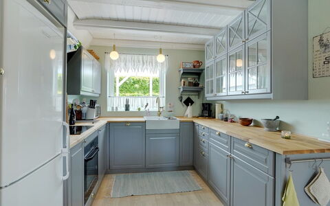 Tamer - 500M to the Fjord: Cuisine, Comptoir, Appareil De Cuisine, Design Intérieur, Cabinetry, Sol, Bois, Meubles, Principaux Appliance, Plafond