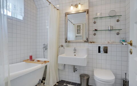 Tamer - 500M to the Fjord: Luminaire Plomberie, Salle De Bains, Plomberie, Évier, Robinet, Lavabo, Tuile, Appartement, Toilette, Siège De Toilette