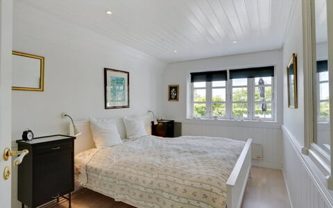 Tamer - 500M to the Fjord: Lit, Design Intérieur, Chambre, Sol, Plafond, Bois, Meubles, Sol, Literie, Drap De Lit