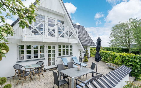 Tamer - 500M to the Fjord: Domicile, Toit, Maison, Biens, Chalet, Siding, Fenêtre À Guillotine, Ombre, Conception, Balcon