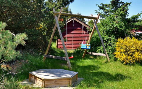 Anethe - 100M to the Fjord: Bois, Équipement Extérieur Play, Jardin, Lot Terre, Arrière-Cour, Pelouse, Aménagement Paysager, Toboggan, Cour, Ombre