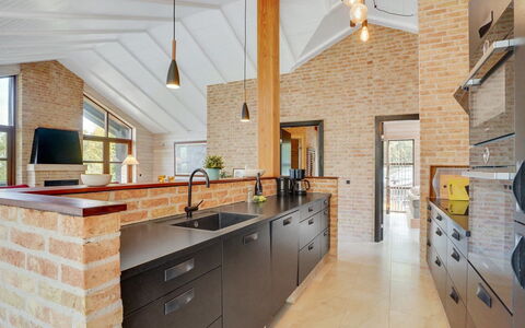 Andri - 600M to the Fjord: Cuisine, Design Intérieur, Meubles, Sol, Comptoir, Bois, Plafond, Cabinetry, Luminaire, Sol