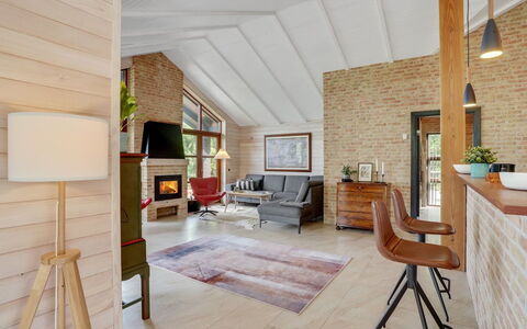 Andri - 600M to the Fjord: Meubles, Design Intérieur, Sol, Mur, Canapé, Bois, Sol, Salon, Plafond, Chaise