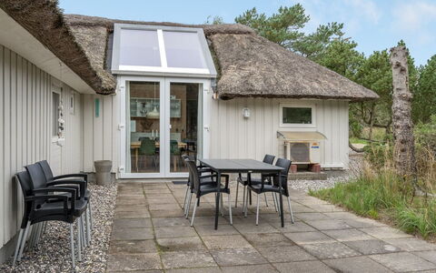 Waldar - 900M from the Sea: Bleu, Arbuste, Chalet, Couverture De Sol, Jardin, Biens, Ombre, Aménagement Paysager, Ferme, Eco Hôtel