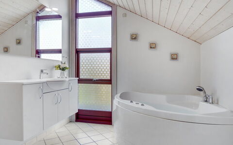 Thurir - 4Km from the Sea: Sol, Sol, Plafond, Design Intérieur, Comptoir, Cuisine, Cabinetry, Pièce, Principaux Appliance, Luminaire