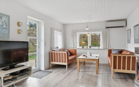 Justine - 600M from the Sea: Bleu, Arbuste, Chalet, Couverture De Sol, Jardin, Biens, Ombre, Aménagement Paysager, Ferme, Eco Hôtel