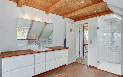 Nella - 1.2Km from the Sea: Sol, Design Intérieur, Bois, Sol, Plafond, Parquet, Luminaire Plomberie, Luminaire, Domicile, Comptoir