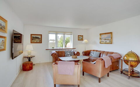 Bitta - 500M from the Sea: Meubles, Design Intérieur, Chaise, Sol, Table, Recours, Sol, Plafond, Pièce, Eco Hôtel