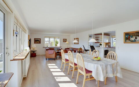 Bitta - 500M from the Sea: Meubles, Design Intérieur, Chaise, Sol, Table, Recours, Sol, Plafond, Pièce, Eco Hôtel