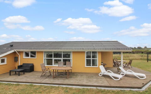Adelbert - 400M from the Sea: Sol, Mur, Sol, Design Intérieur, Bois, Plafond, Parquet, Éclairage, Meubles, Revêtement De Sol Stratifié
