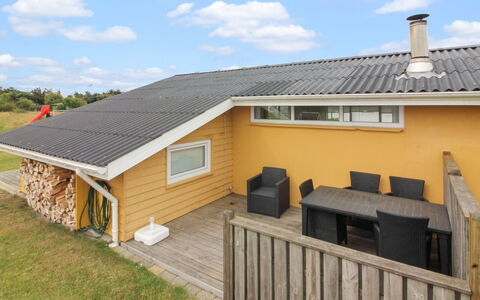 Adelbert - 400M from the Sea: Sol, Mur, Sol, Design Intérieur, Bois, Plafond, Parquet, Éclairage, Meubles, Revêtement De Sol Stratifié