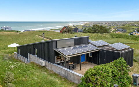 Mirjami - 95M from the Sea: Domicile, Zone Résidentielle, Maison, Chalet, Toit, Lot Terre, Siding, Jardin, Biens, Pelouse