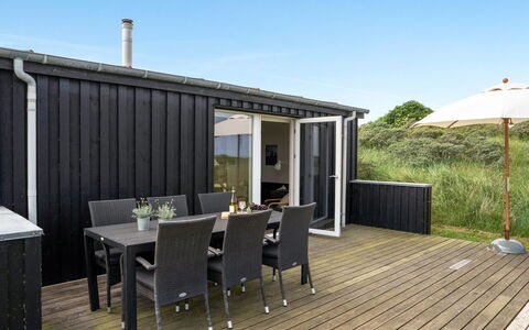 Mirjami - 95M from the Sea: Domicile, Zone Résidentielle, Maison, Chalet, Toit, Lot Terre, Siding, Jardin, Biens, Pelouse