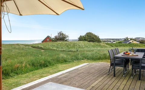 Mirjami - 95M from the Sea: Domicile, Zone Résidentielle, Maison, Chalet, Toit, Lot Terre, Siding, Jardin, Biens, Pelouse