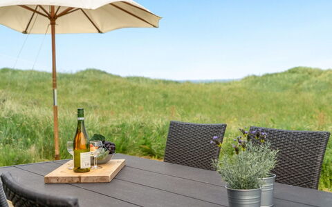 Mirjami - 95M from the Sea: Domicile, Zone Résidentielle, Maison, Chalet, Toit, Lot Terre, Siding, Jardin, Biens, Pelouse