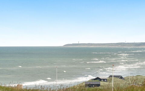Mirjami - 95M from the Sea: Domicile, Zone Résidentielle, Maison, Chalet, Toit, Lot Terre, Siding, Jardin, Biens, Pelouse