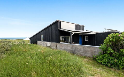 Mirjami - 95M from the Sea: Domicile, Zone Résidentielle, Maison, Chalet, Toit, Lot Terre, Siding, Jardin, Biens, Pelouse