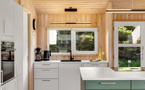 Ellen - 289M from the Sea: Appareil De Cuisine, Cuisine, Comptoir, Meubles, Principaux Appliance, Design Intérieur, Sol, Cabinetry, Bois, Réfrigérateur