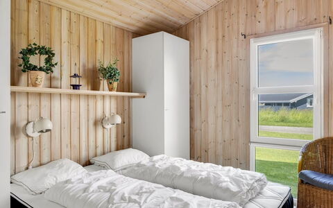 Ellen - 289M from the Sea: Chambre, Lit, Bois, Meubles, Design Intérieur, Literie, Drap De Lit, Sol, Sol, Plafond