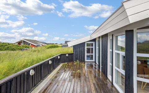 Ellen - 289M from the Sea: Bois, Architecture, Domicile, Chalet, Pente, Planche, Dur, Siding, Porche, Balcon