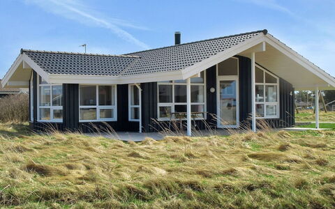 Alana - 346M from the Sea: Toit, Maison, Domicile, Chalet, Siding, Biens, Allée, Batiments Jardin, Cour, Cabanon