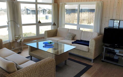 Alana - 346M from the Sea: Toit, Maison, Domicile, Chalet, Siding, Biens, Allée, Batiments Jardin, Cour, Cabanon