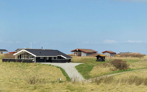 Alana - 346M from the Sea: Toit, Maison, Domicile, Chalet, Siding, Biens, Allée, Batiments Jardin, Cour, Cabanon
