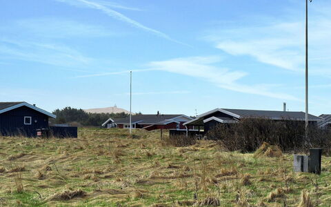 Alana - 346M from the Sea: Toit, Maison, Domicile, Chalet, Siding, Biens, Allée, Batiments Jardin, Cour, Cabanon